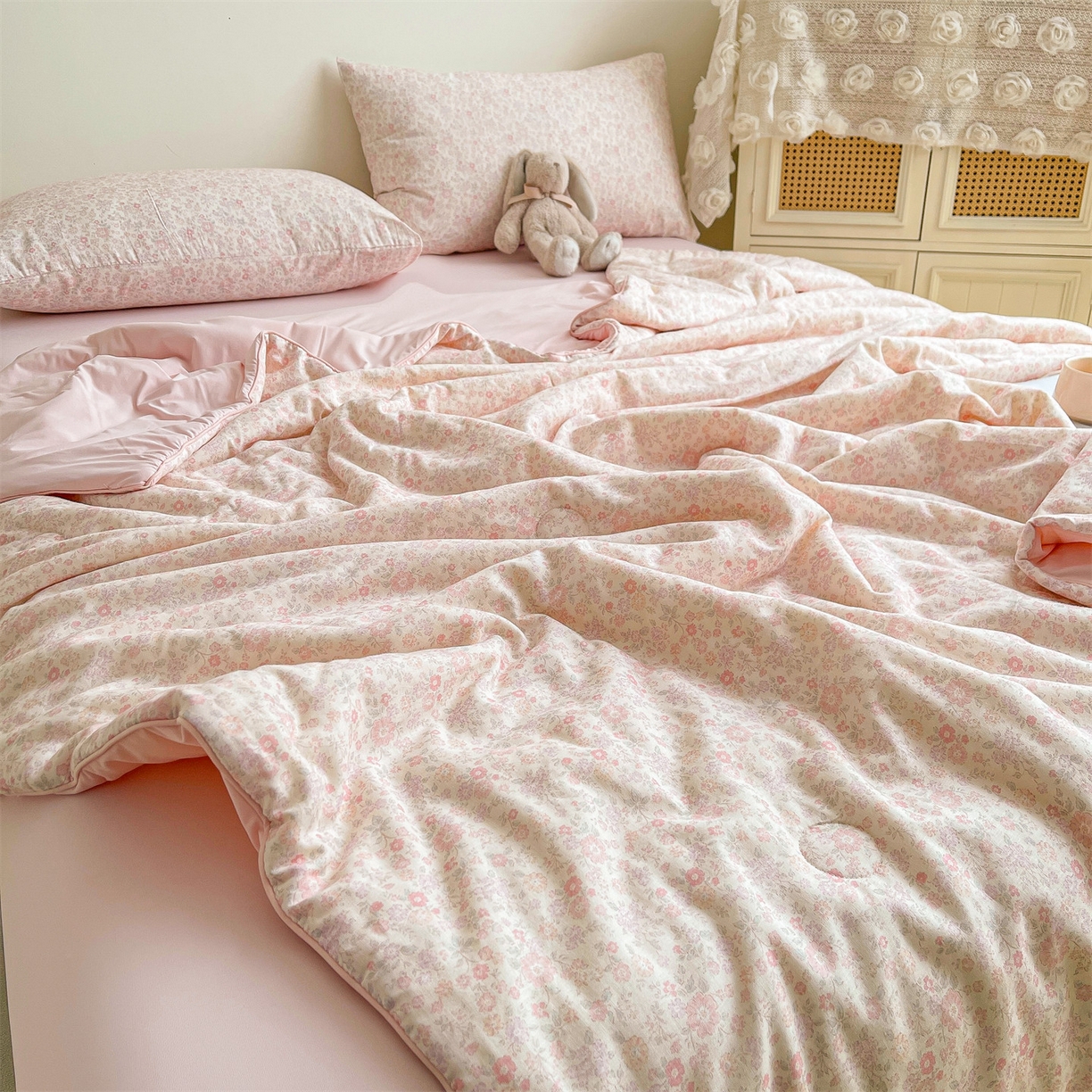 91家纺网 家纺一手货源 找家纺 小禹仔家纺 2026新款A类印花双层纱凉感大豆夏被 花喃-粉