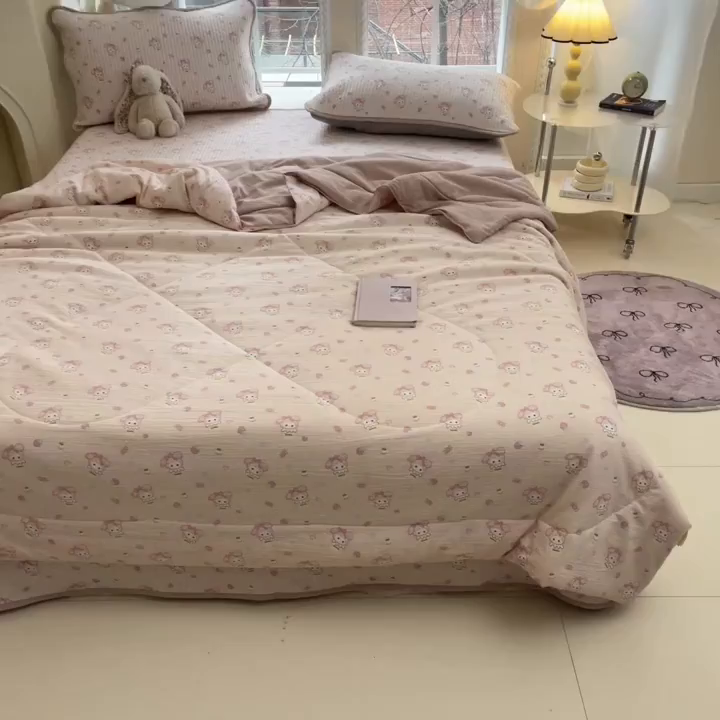 91家纺网 家纺一手货源 找家纺 几禾 2026新款云感双层纱7A抗菌夏被四件套系列-栀夏系列 栀夏-甜心兔