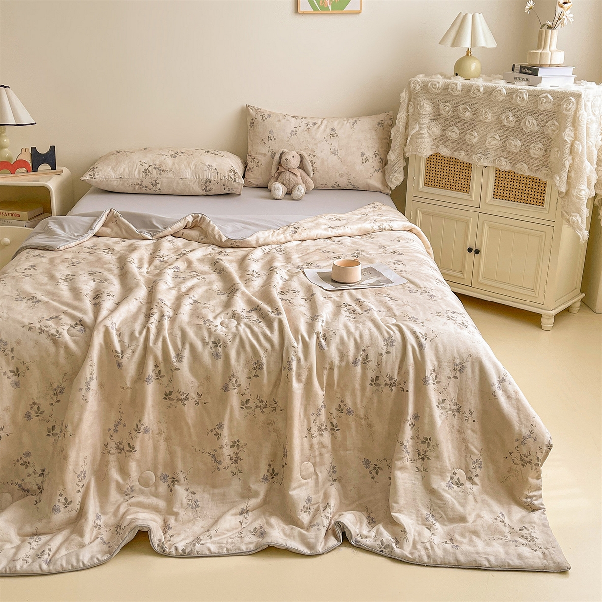 91家纺网 家纺一手货源 找家纺 小禹仔家纺 2026新款A类印花双层纱凉感大豆夏被 花前月夏-米