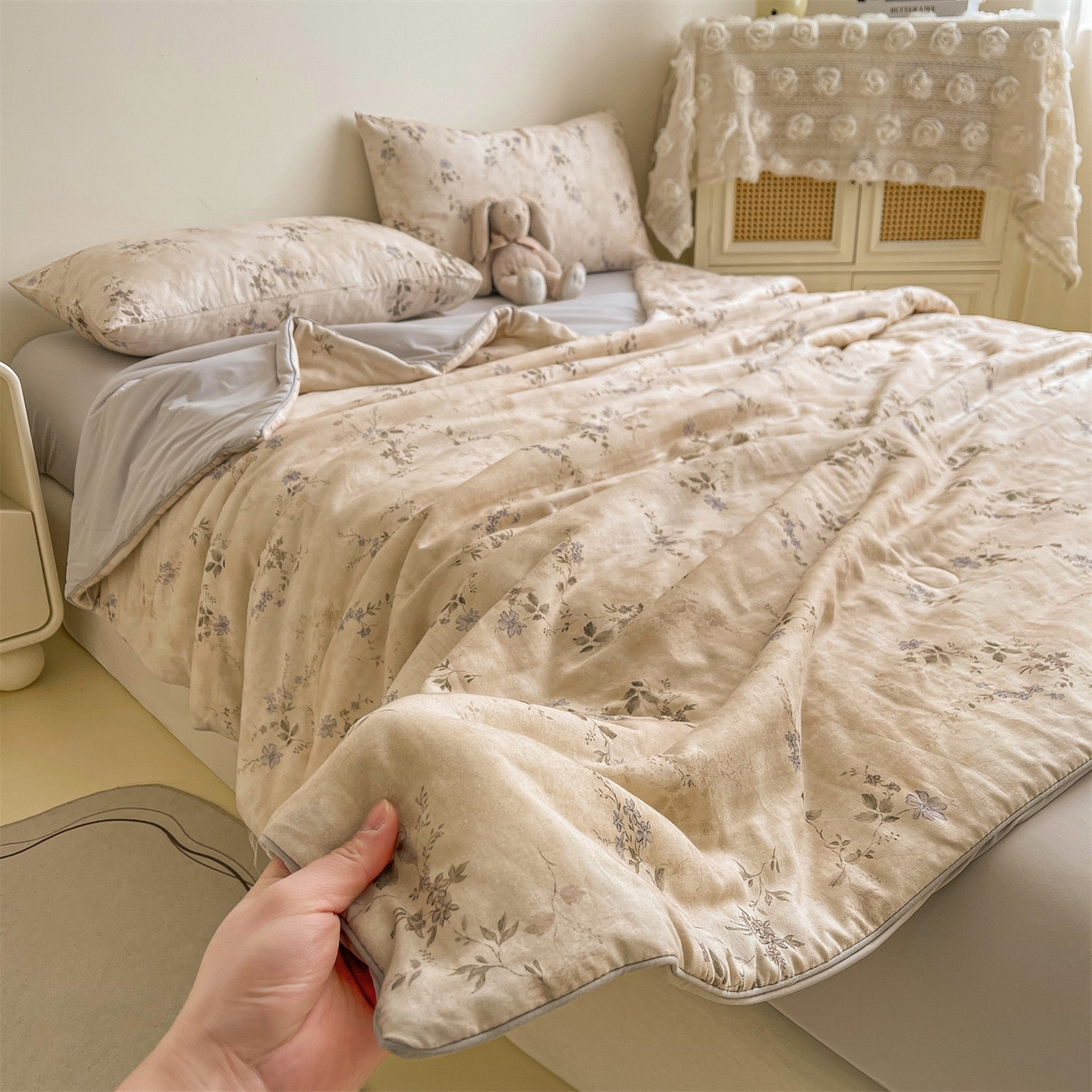 91家纺网 家纺一手货源 找家纺 小禹仔家纺 2026新款A类印花双层纱凉感大豆夏被 花前月夏-米
