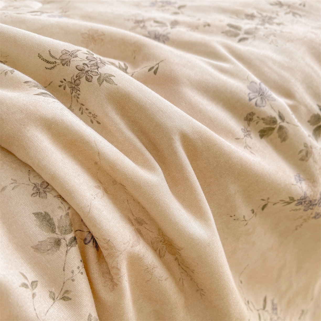 91家纺网 家纺一手货源 找家纺 小禹仔家纺 2026新款A类印花双层纱凉感大豆夏被 花前月夏-米