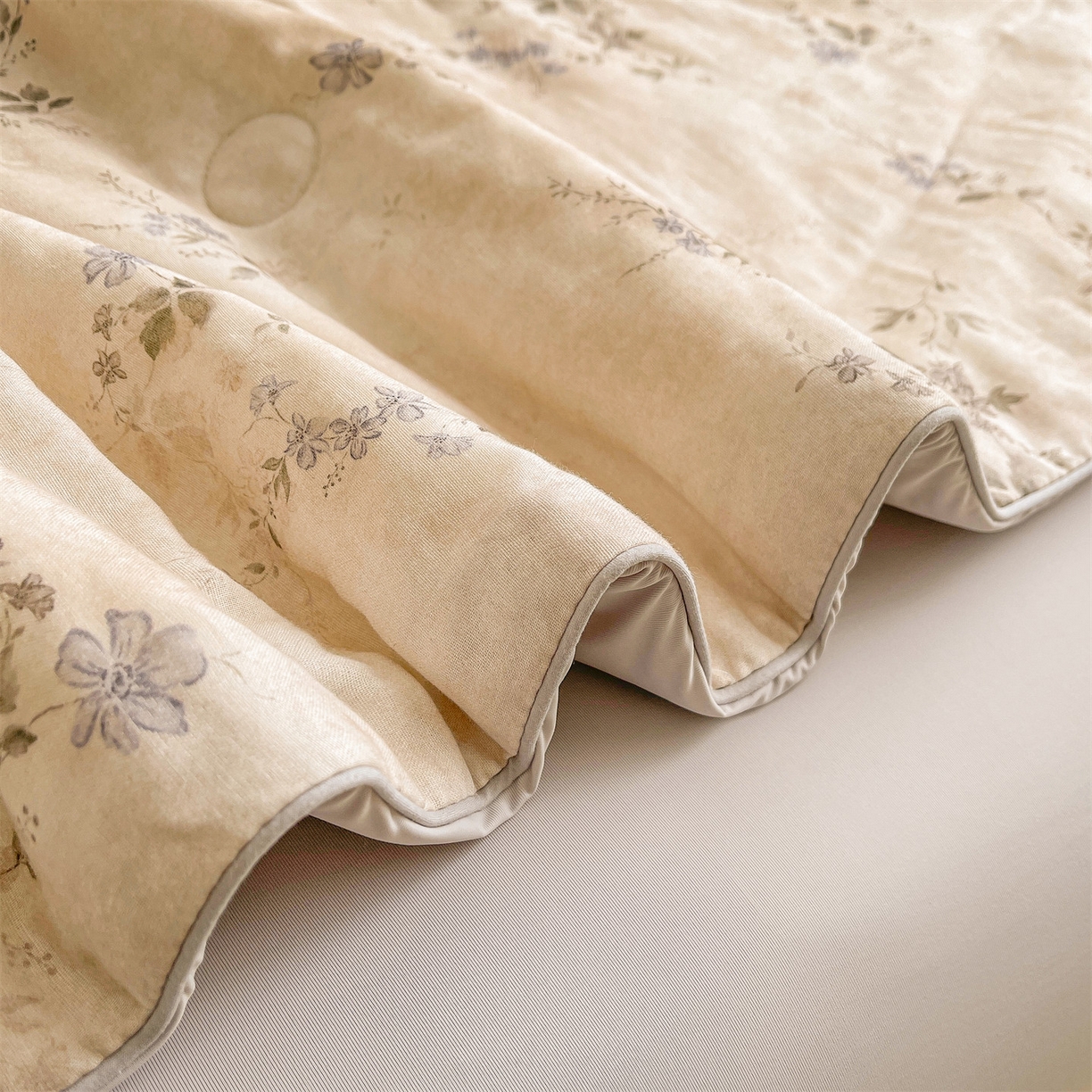 91家纺网 家纺一手货源 找家纺 小禹仔家纺 2026新款A类印花双层纱凉感大豆夏被 花前月夏-米