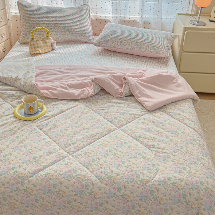 91家纺网 家纺一手货源 找家纺 几禾 2026新款云感双层纱7A抗菌夏被四件套系列-栀夏系列 栀夏-童话花岛