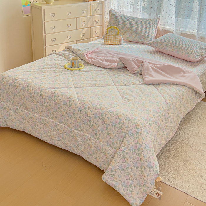 91家纺网 家纺一手货源 找家纺 几禾 2026新款云感双层纱7A抗菌夏被四件套系列-栀夏系列 栀夏-童话花岛