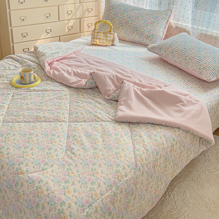 91家纺网 家纺一手货源 找家纺 几禾 2026新款云感双层纱7A抗菌夏被四件套系列-栀夏系列 栀夏-童话花岛