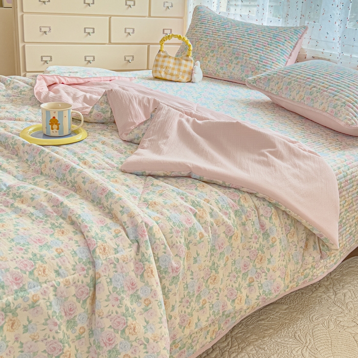 91家纺网 家纺一手货源 找家纺 几禾 2026新款云感双层纱7A抗菌夏被四件套系列-栀夏系列 栀夏-童话花岛