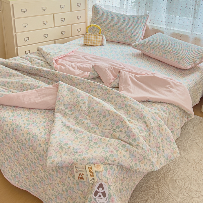 91家纺网 家纺一手货源 找家纺 几禾 2026新款云感双层纱7A抗菌夏被四件套系列-栀夏系列 栀夏-童话花岛