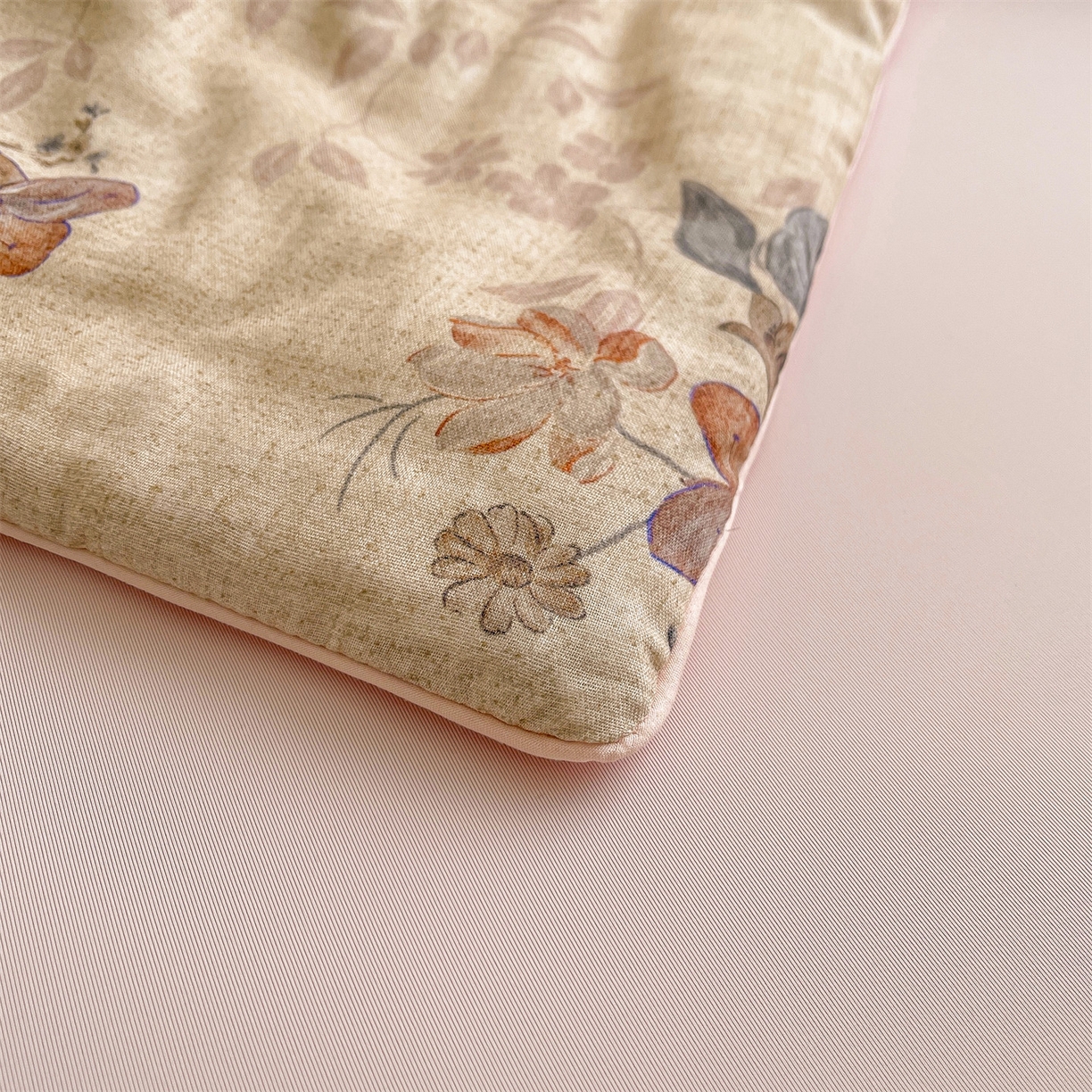 91家纺网 家纺一手货源 找家纺 小禹仔家纺 2026新款A类印花双层纱凉感大豆夏被 花影-蓝