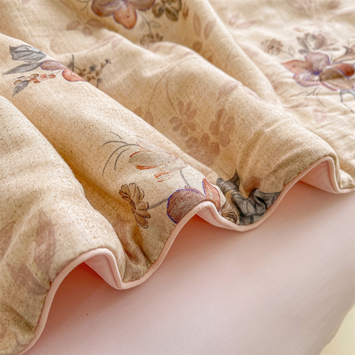 91家纺网 家纺一手货源 找家纺 小禹仔家纺 2026新款A类印花双层纱凉感大豆夏被 花影-蓝