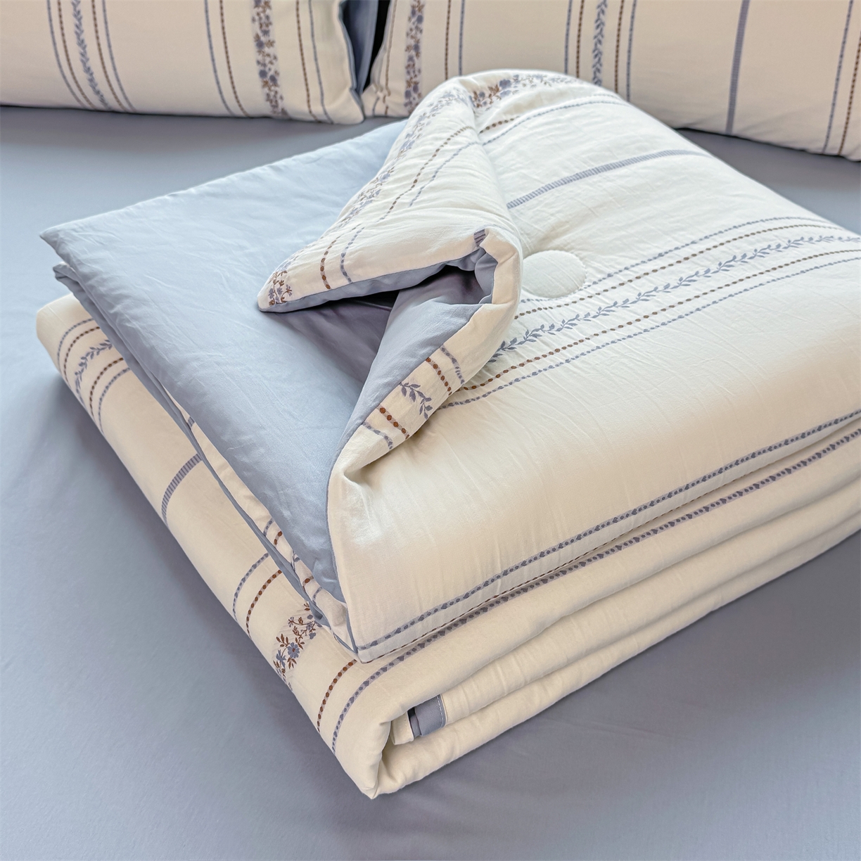 91家纺网 家纺一手货源 找家纺 灰鲸 2026新款全棉色织提花夏被夏凉被空调被 罗兰-蓝