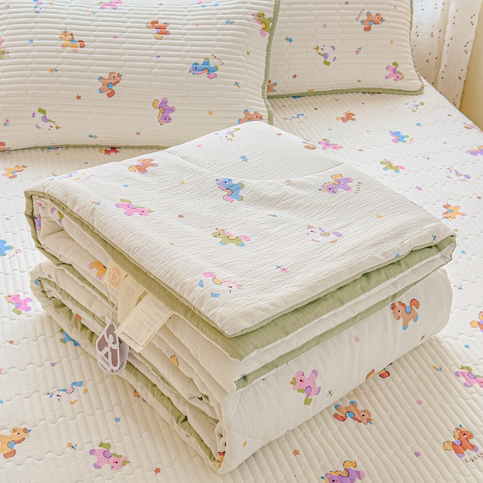 91家纺网 家纺一手货源 找家纺 几禾 2026新款云感双层纱7A抗菌夏被四件套系列-栀夏系列 栀夏-童年木马