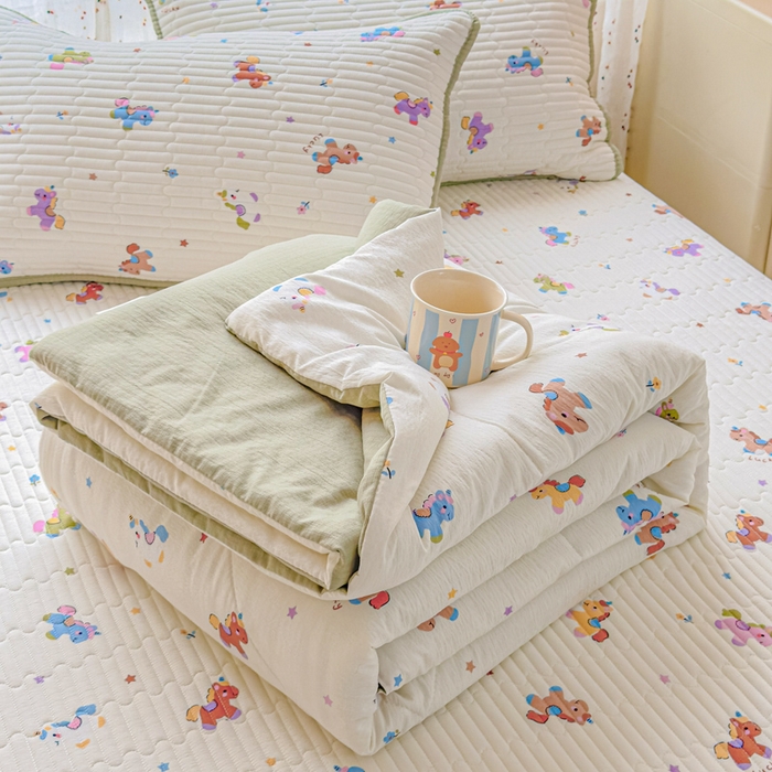 91家纺网 家纺一手货源 找家纺 几禾 2026新款云感双层纱7A抗菌夏被四件套系列-栀夏系列 栀夏-童年木马