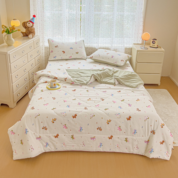 91家纺网 家纺一手货源 找家纺 几禾 2026新款云感双层纱7A抗菌夏被四件套系列-栀夏系列 栀夏-童年木马