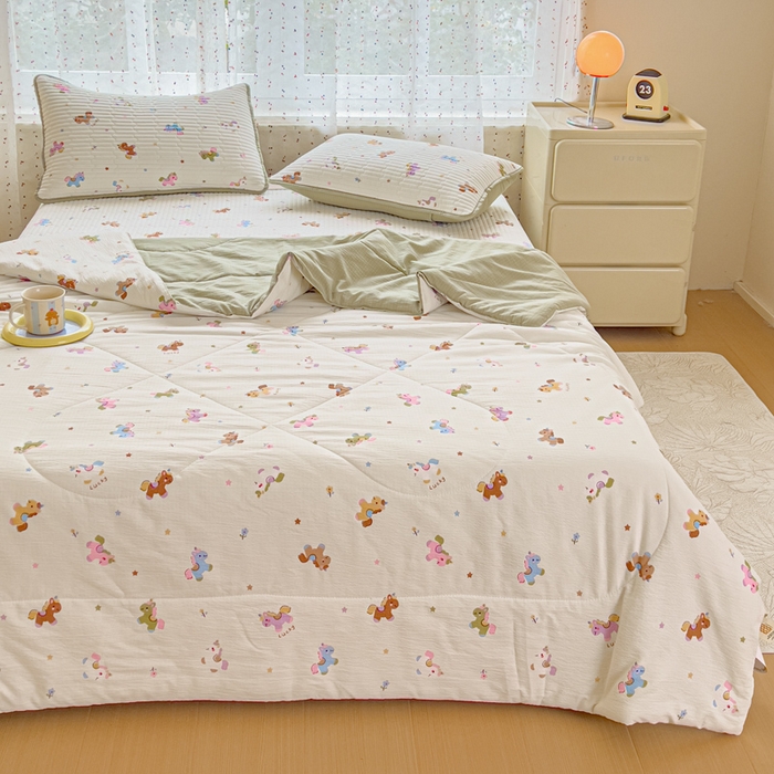 91家纺网 家纺一手货源 找家纺 几禾 2026新款云感双层纱7A抗菌夏被四件套系列-栀夏系列 栀夏-童年木马