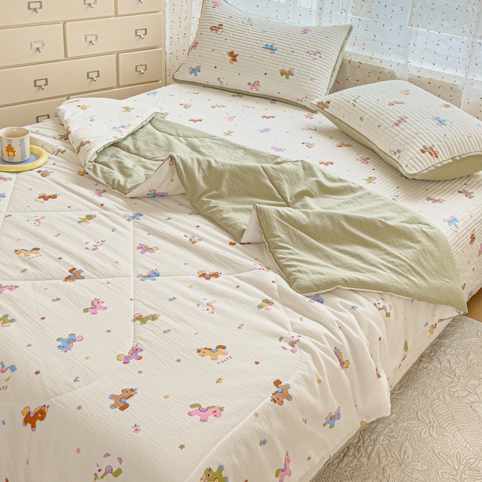 91家纺网 家纺一手货源 找家纺 几禾 2026新款云感双层纱7A抗菌夏被四件套系列-栀夏系列 栀夏-童年木马