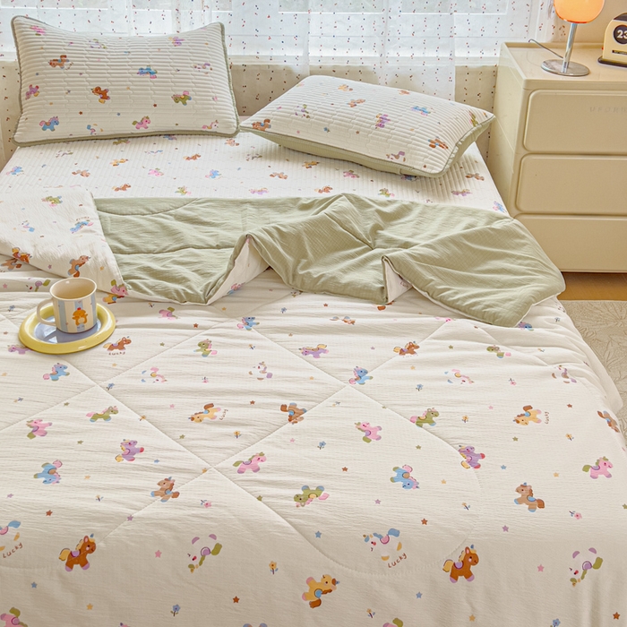 91家纺网 家纺一手货源 找家纺 几禾 2026新款云感双层纱7A抗菌夏被四件套系列-栀夏系列 栀夏-童年木马