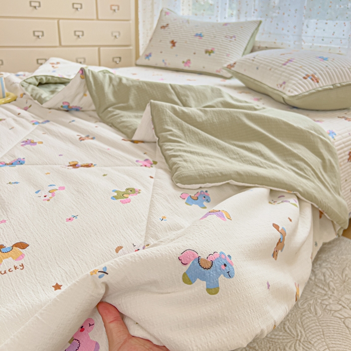 91家纺网 家纺一手货源 找家纺 几禾 2026新款云感双层纱7A抗菌夏被四件套系列-栀夏系列 栀夏-童年木马