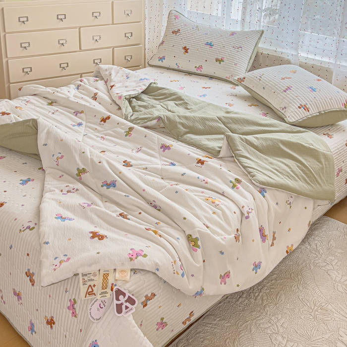 91家纺网 家纺一手货源 找家纺 几禾 2026新款云感双层纱7A抗菌夏被四件套系列-栀夏系列 栀夏-童年木马