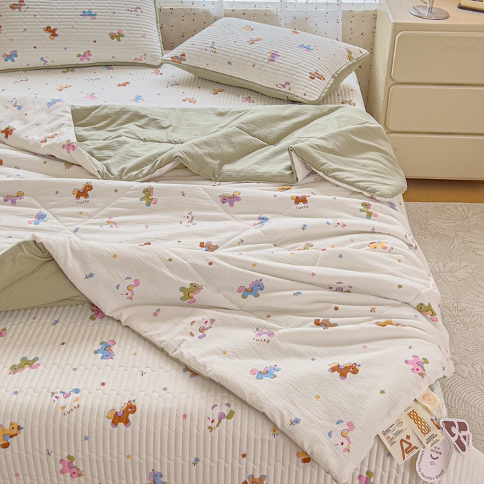 91家纺网 家纺一手货源 找家纺 几禾 2026新款云感双层纱7A抗菌夏被四件套系列-栀夏系列 栀夏-童年木马