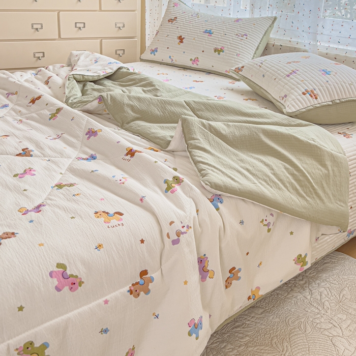 91家纺网 家纺一手货源 找家纺 几禾 2026新款云感双层纱7A抗菌夏被四件套系列-栀夏系列 栀夏-童年木马