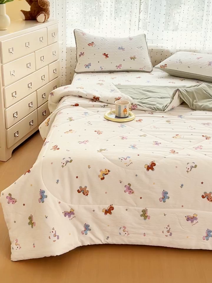 91家纺网 家纺一手货源 找家纺 几禾 2026新款云感双层纱7A抗菌夏被四件套系列-栀夏系列 栀夏-童年木马