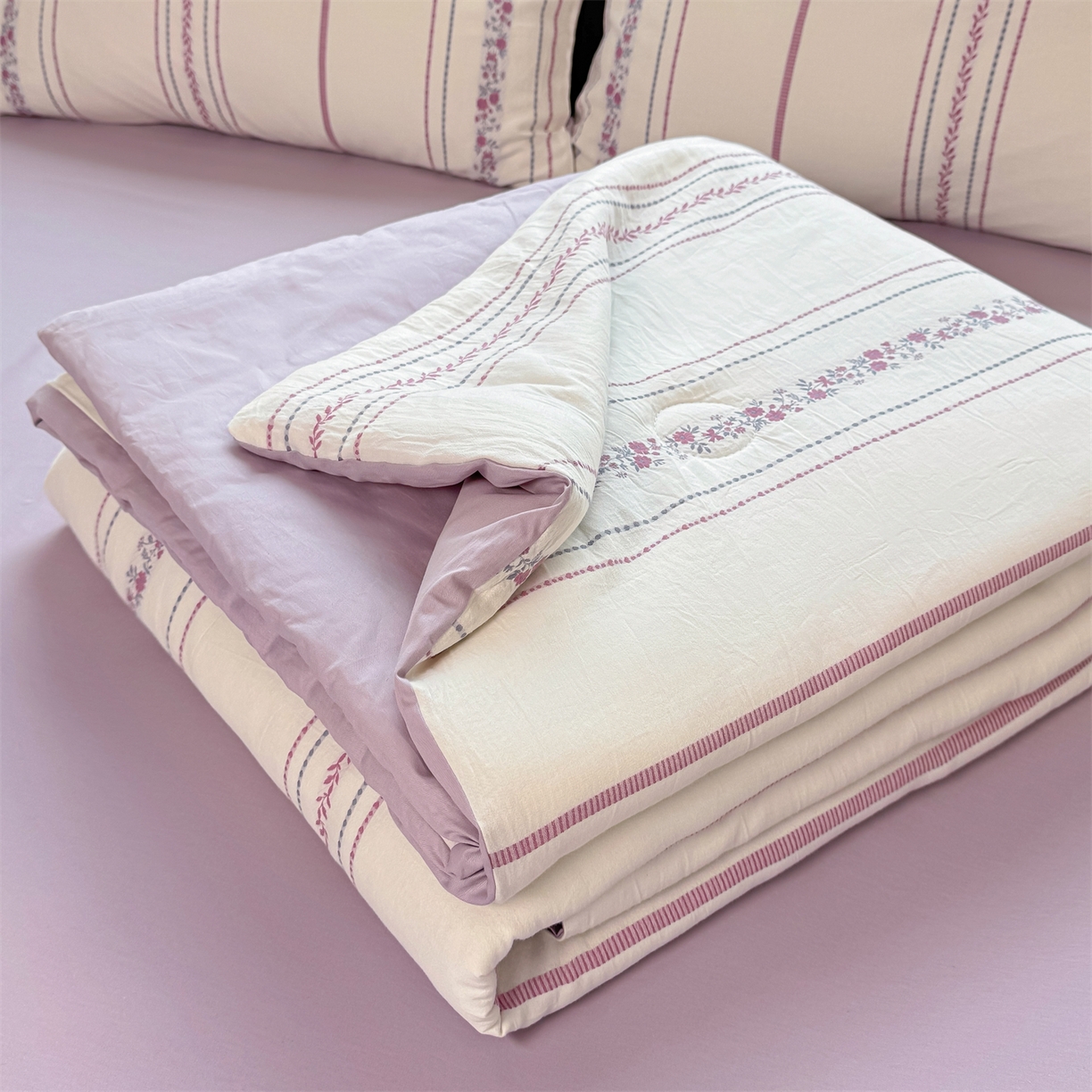 91家纺网 家纺一手货源 找家纺 灰鲸 2026新款全棉色织提花夏被夏凉被空调被 罗兰-紫