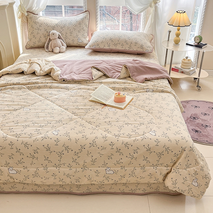 91家纺网 家纺一手货源 找家纺 几禾 2026新款云感双层纱7A抗菌夏被四件套系列-栀夏系列 栀夏-兔兔密语