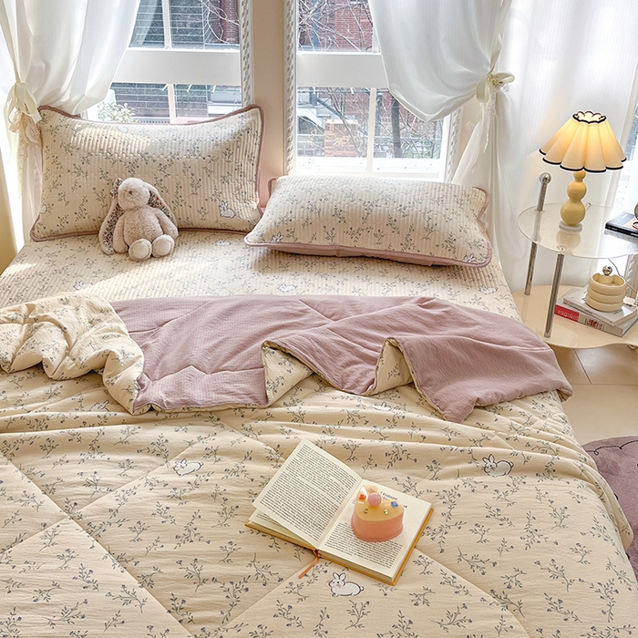 91家纺网 家纺一手货源 找家纺 几禾 2026新款云感双层纱7A抗菌夏被四件套系列-栀夏系列 栀夏-兔兔密语