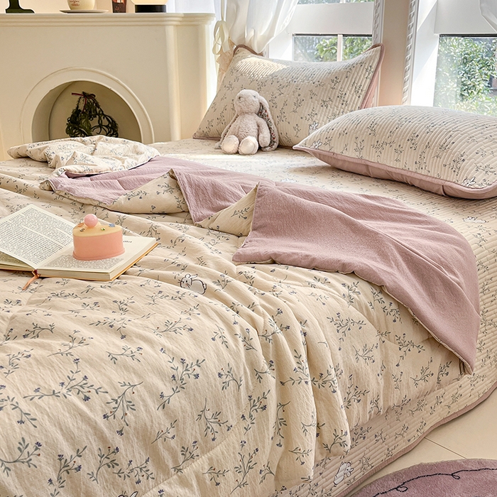 91家纺网 家纺一手货源 找家纺 几禾 2026新款云感双层纱7A抗菌夏被四件套系列-栀夏系列 栀夏-兔兔密语