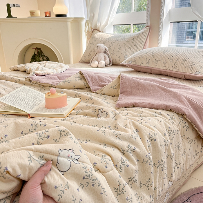 91家纺网 家纺一手货源 找家纺 几禾 2026新款云感双层纱7A抗菌夏被四件套系列-栀夏系列 栀夏-兔兔密语