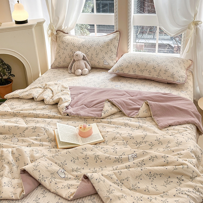 91家纺网 家纺一手货源 找家纺 几禾 2026新款云感双层纱7A抗菌夏被四件套系列-栀夏系列 栀夏-兔兔密语