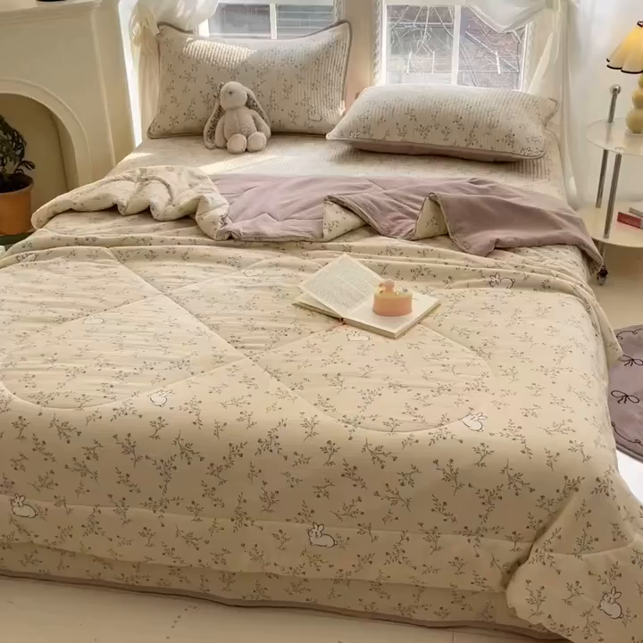 91家纺网 家纺一手货源 找家纺 几禾 2026新款云感双层纱7A抗菌夏被四件套系列-栀夏系列 栀夏-兔兔密语