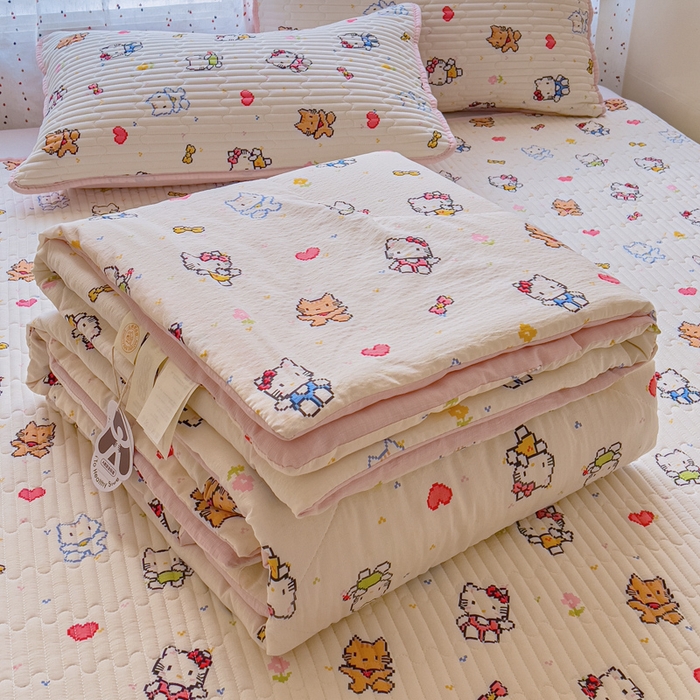 91家纺网 家纺一手货源 找家纺 几禾 2026新款云感双层纱7A抗菌夏被四件套系列-栀夏系列 栀夏-像素小猫