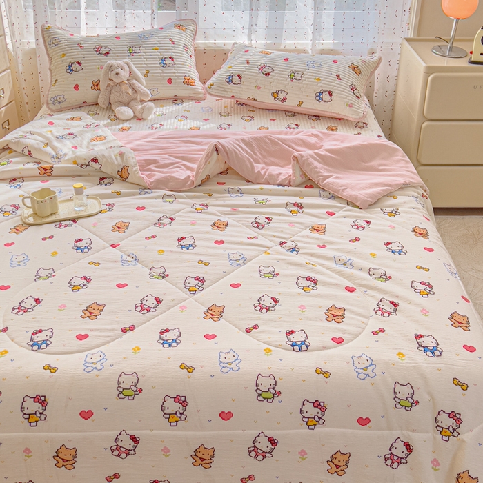 91家纺网 家纺一手货源 找家纺 几禾 2026新款云感双层纱7A抗菌夏被四件套系列-栀夏系列 栀夏-像素小猫