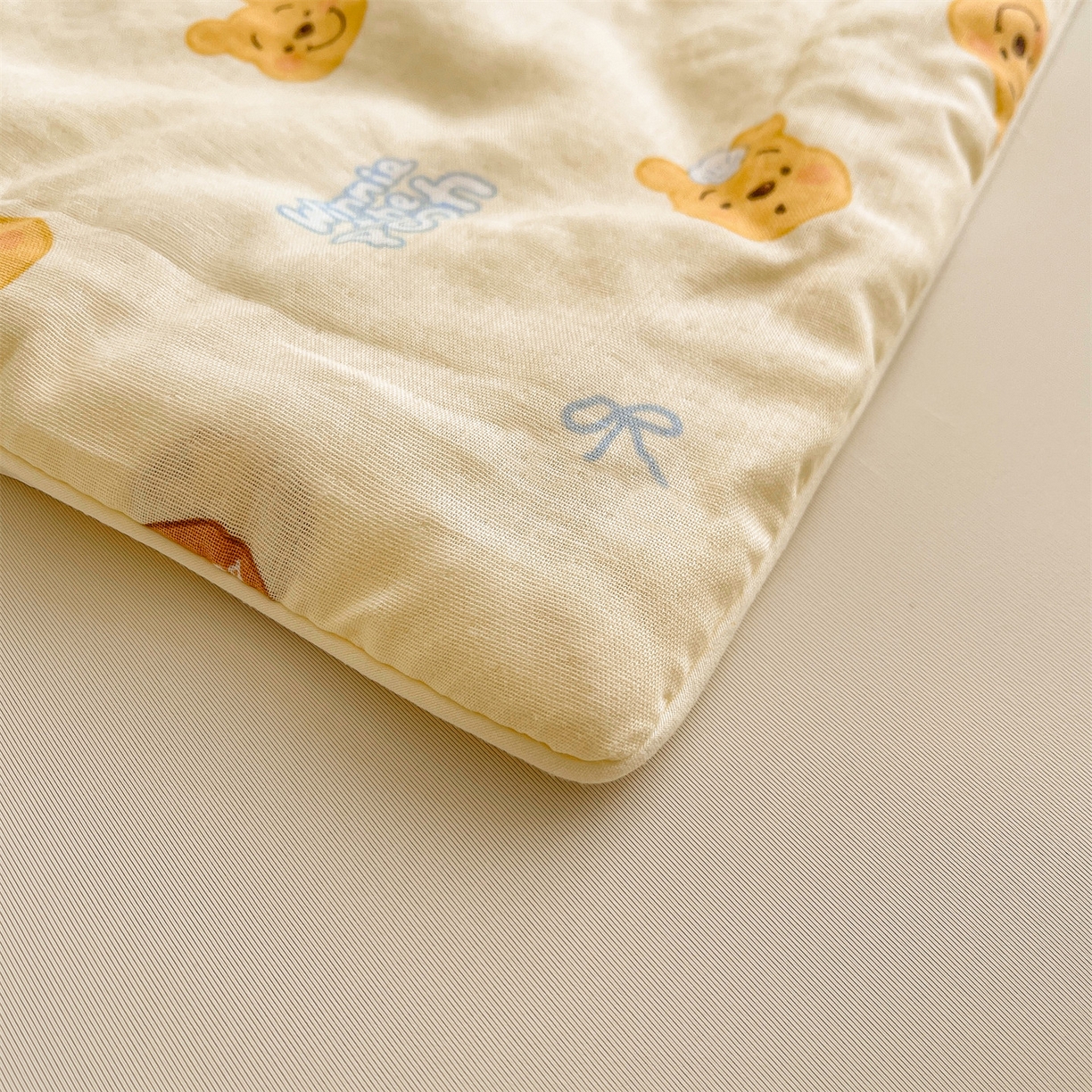 91家纺网 家纺一手货源 找家纺 小禹仔家纺 2026新款A类印花双层纱凉感大豆夏被 蜜糖维尼