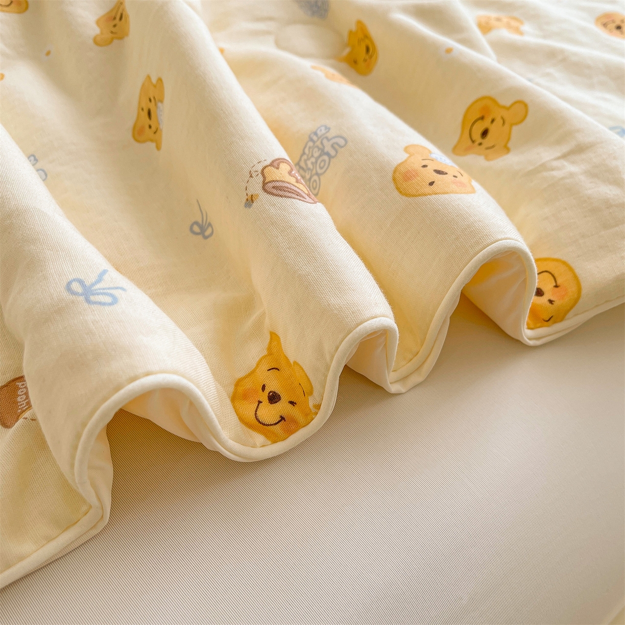 91家纺网 家纺一手货源 找家纺 小禹仔家纺 2026新款A类印花双层纱凉感大豆夏被 蜜糖维尼