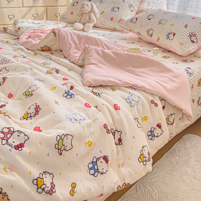 91家纺网 家纺一手货源 找家纺 几禾 2026新款云感双层纱7A抗菌夏被四件套系列-栀夏系列 栀夏-像素小猫