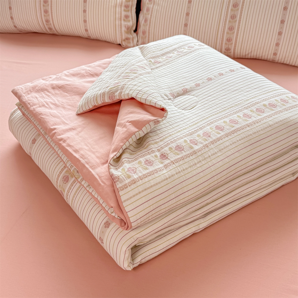 91家纺网 家纺一手货源 找家纺 灰鲸 2026新款全棉色织提花夏被夏凉被空调被 木槿-粉