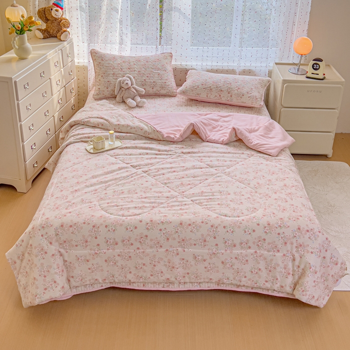 91家纺网 家纺一手货源 找家纺 几禾 2026新款云感双层纱7A抗菌夏被四件套系列-栀夏系列 栀夏-序曲粉