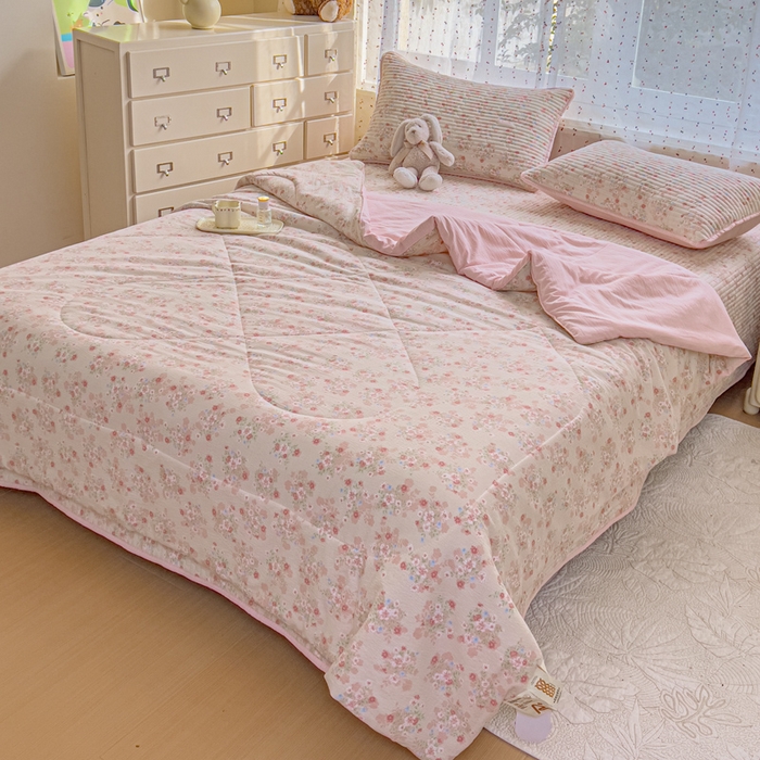 91家纺网 家纺一手货源 找家纺 几禾 2026新款云感双层纱7A抗菌夏被四件套系列-栀夏系列 栀夏-序曲粉