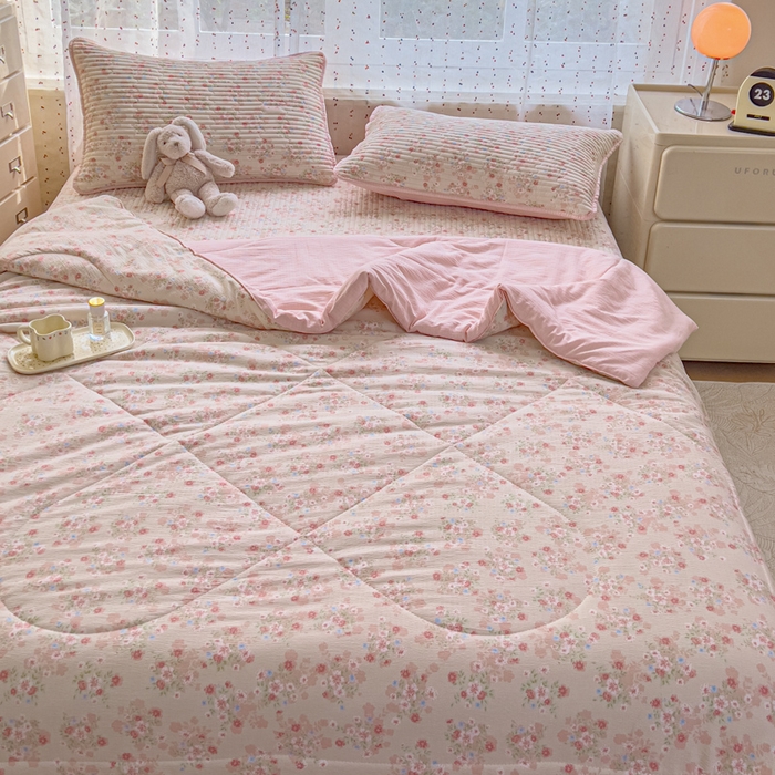 91家纺网 家纺一手货源 找家纺 几禾 2026新款云感双层纱7A抗菌夏被四件套系列-栀夏系列 栀夏-序曲粉