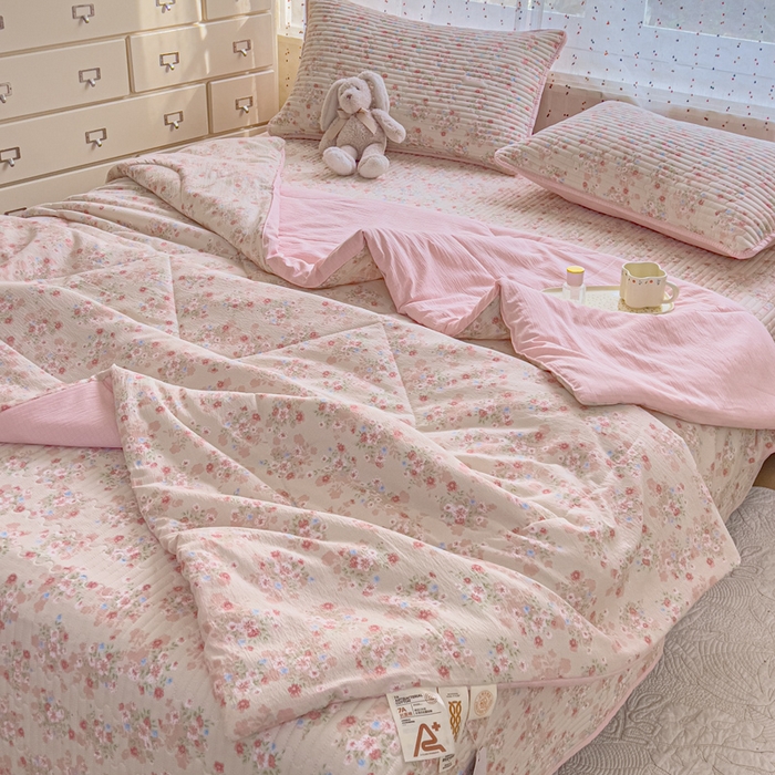 91家纺网 家纺一手货源 找家纺 几禾 2026新款云感双层纱7A抗菌夏被四件套系列-栀夏系列 栀夏-序曲粉