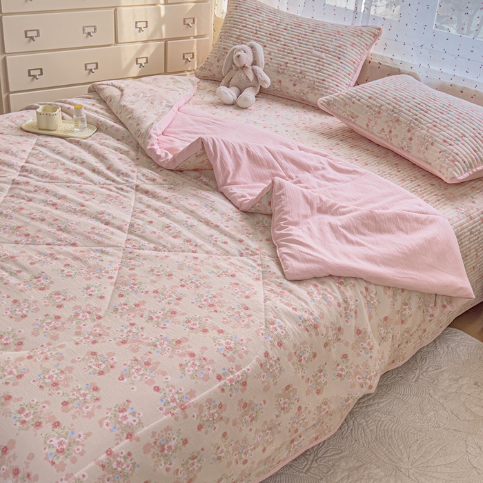 91家纺网 家纺一手货源 找家纺 几禾 2026新款云感双层纱7A抗菌夏被四件套系列-栀夏系列 栀夏-序曲粉