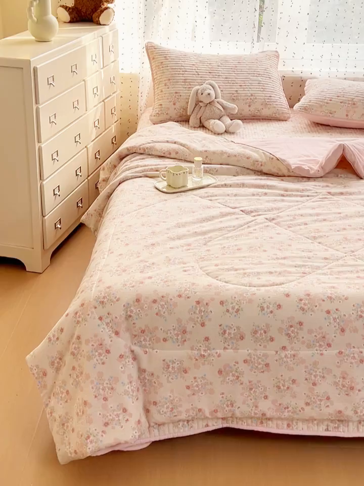 91家纺网 家纺一手货源 找家纺 几禾 2026新款云感双层纱7A抗菌夏被四件套系列-栀夏系列 栀夏-序曲粉