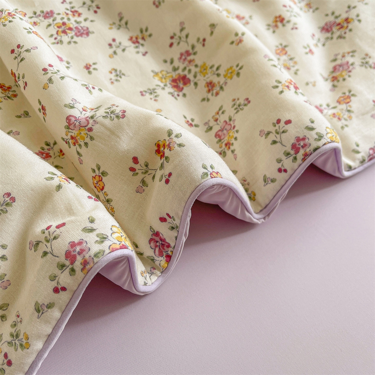 91家纺网 家纺一手货源 找家纺 小禹仔家纺 2026新款A类印花双层纱凉感大豆夏被 蜜糖与花屿