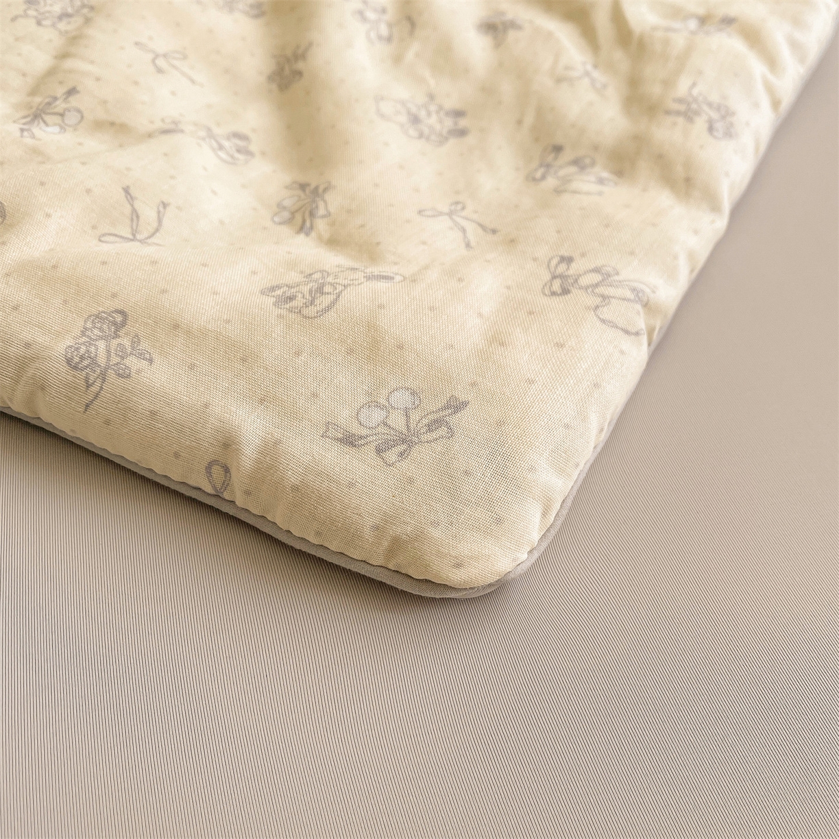 91家纺网 家纺一手货源 找家纺 小禹仔家纺 2026新款A类印花双层纱凉感大豆夏被 免语花田