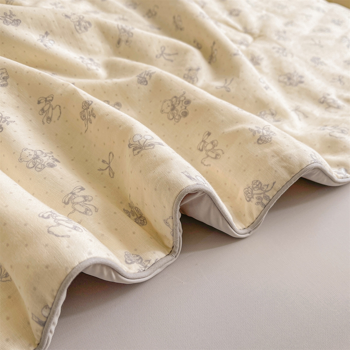 91家纺网 家纺一手货源 找家纺 小禹仔家纺 2026新款A类印花双层纱凉感大豆夏被 免语花田