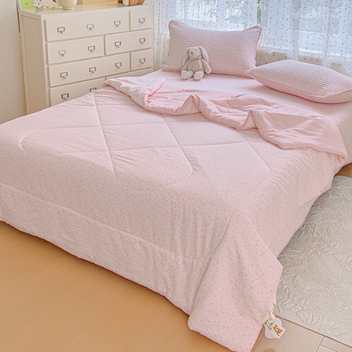 91家纺网 家纺一手货源 找家纺 几禾 2026新款云感双层纱7A抗菌夏被四件套系列-栀夏系列 栀夏-樱桃奶球