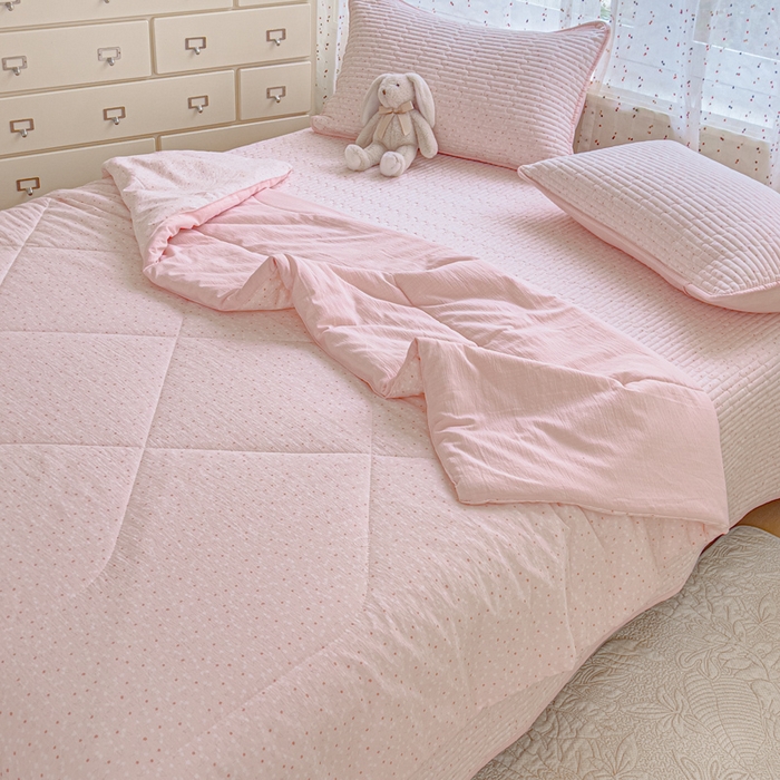 91家纺网 家纺一手货源 找家纺 几禾 2026新款云感双层纱7A抗菌夏被四件套系列-栀夏系列 栀夏-樱桃奶球