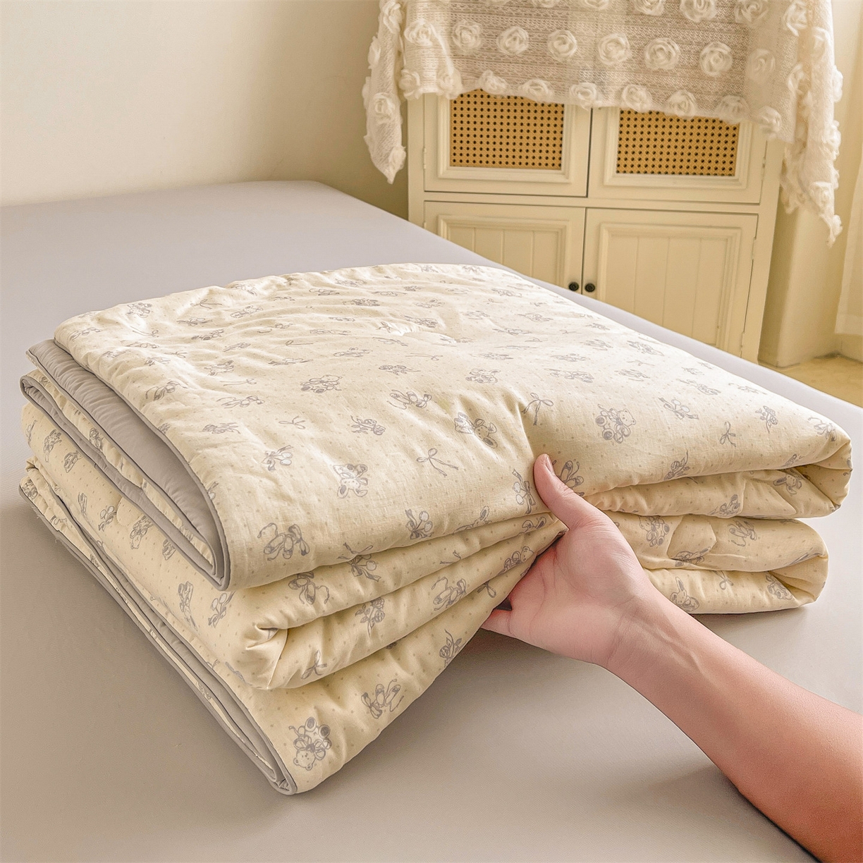 91家纺网 家纺一手货源 找家纺 小禹仔家纺 2026新款A类印花双层纱凉感大豆夏被 免语花田